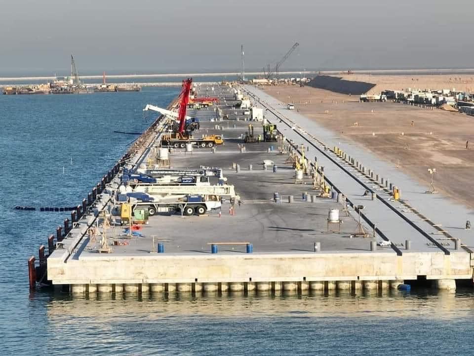 ميناء الفاو الكبير نسبة انجازه وصلت إلى ٩٥٪ ومن المؤكد افتتاحه نهاية الشهر الحالي او بداية الشهر المقبل .