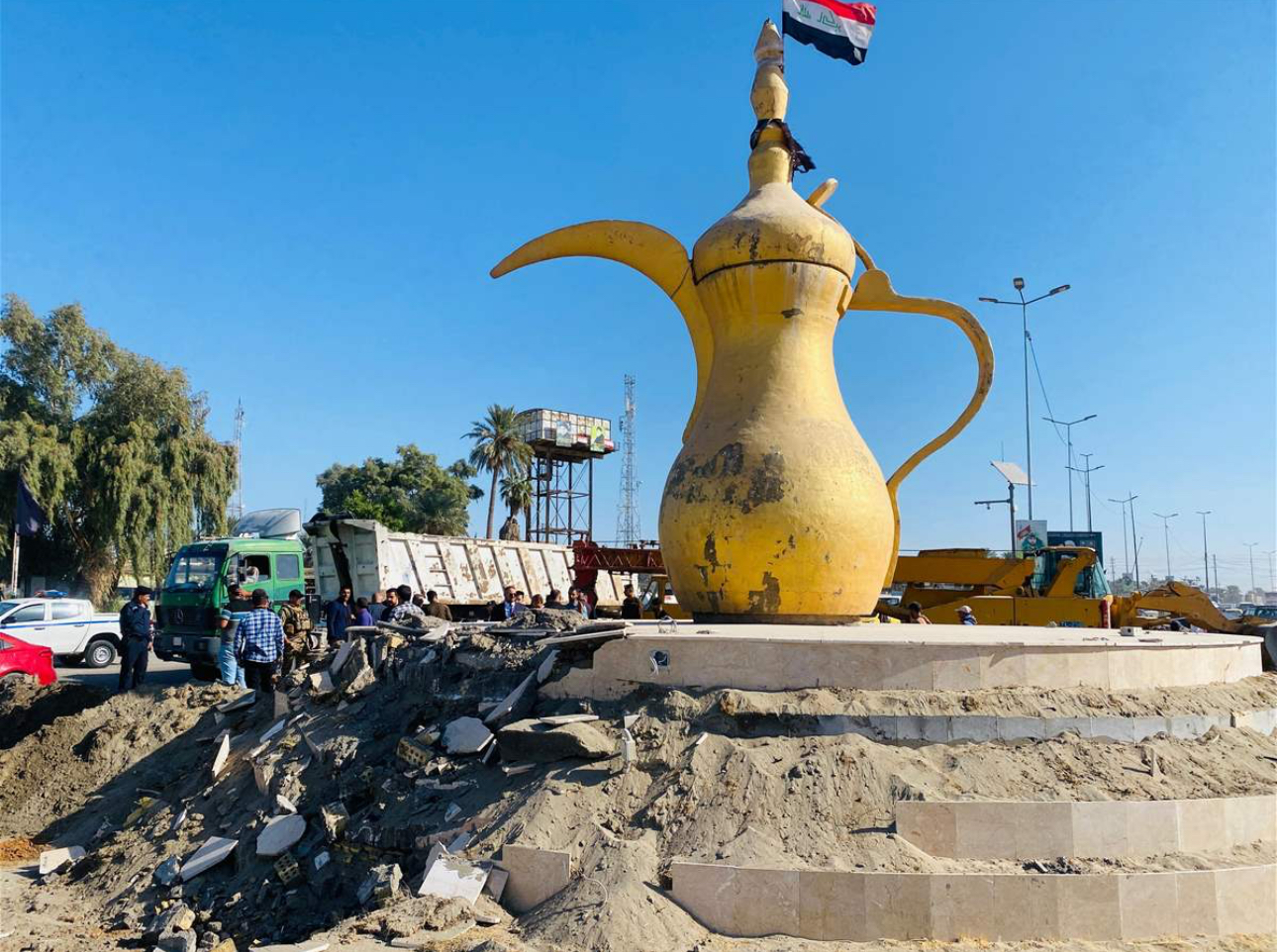 من اجل عمل المجسر الجديد ، طريق الإسكندرية – كربلاء يودع مجسم “الدلة” الشهير