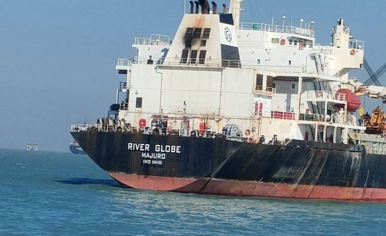 التجارة : تعلن وصول باخرتين محملتين بالرز المستورد لصالح السلة الغذائية